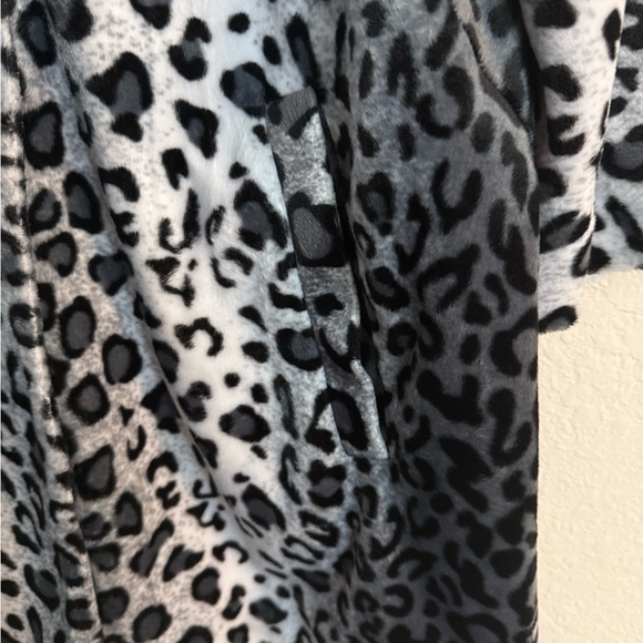 Anthropologie Aunt Wanda Grey Faux Fur Snow Leopard Print 3/4 Sleeve Jacket - Picture 5 of 10